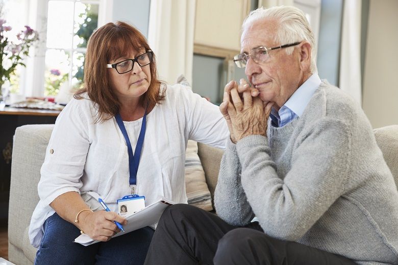 Socijalni radnik u domu za stara lica